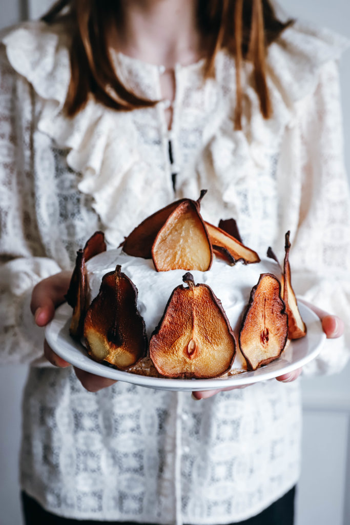 gâteau décoré de tranches de poires caramélisées