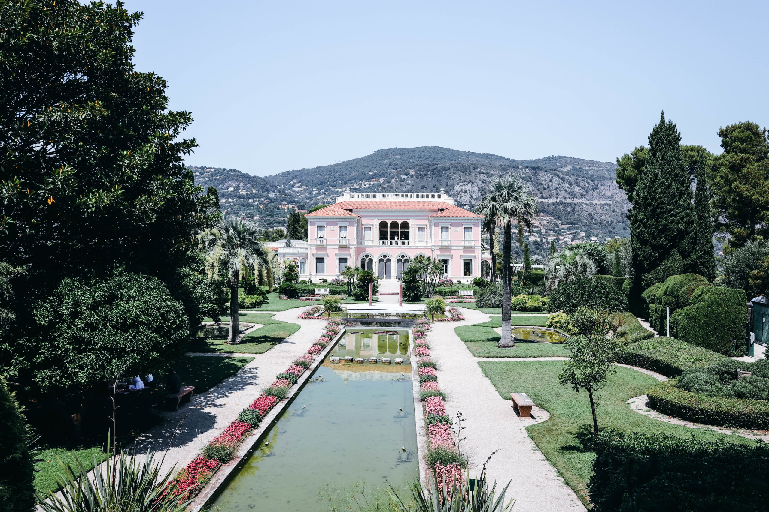 Villa rose du sud de la France avec un très beau jardin