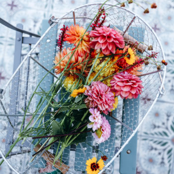 bouquet de fleurs colorées dans un panier