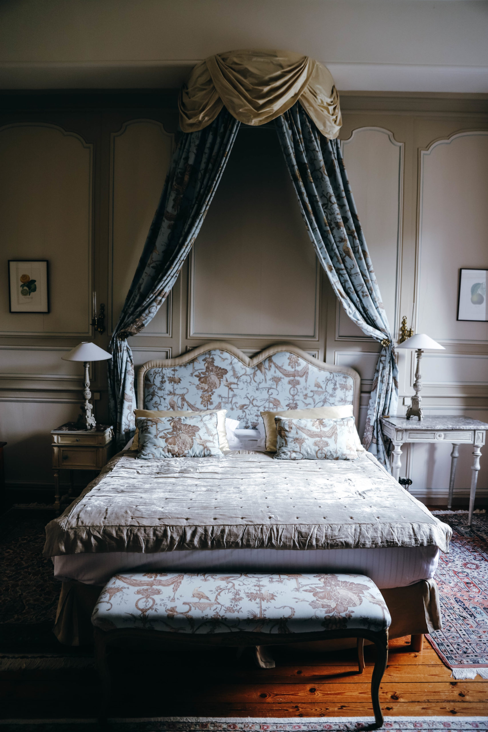 chambre de château où on peut séjourner avec un grand lit à baldaquin