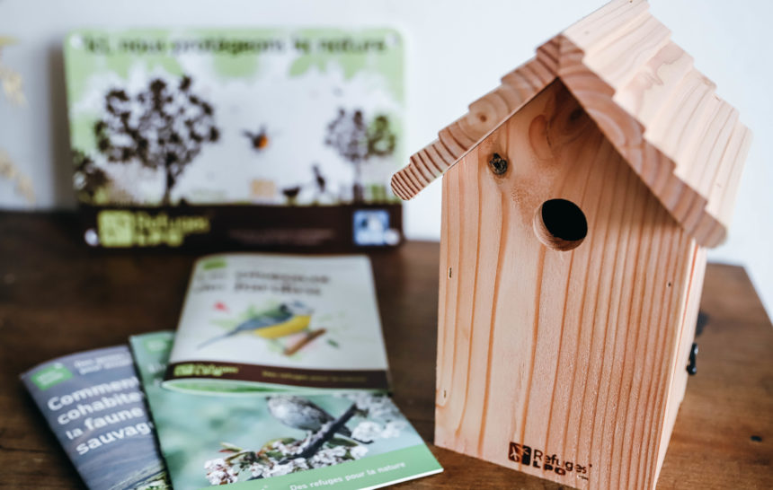 kit de la Ligue Protectrice des Oiseaux contenant un nichoir, une pancarte et des livrets