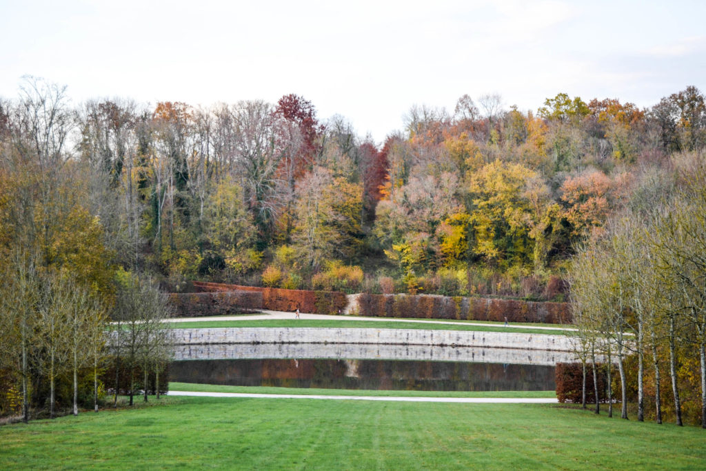 arbres aux couleurs d'automne dans le parc du château de Vaux le Vicomte