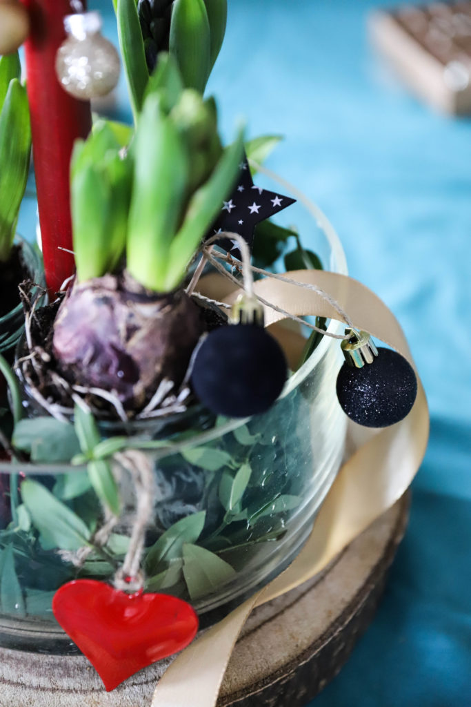 Pot de jacinthes décoré de mini boules de Noël noires pailletées
