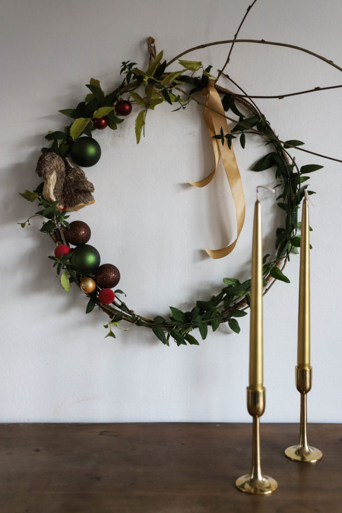 couronne de Noël naturelle avec des branches et décorations