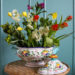 bouquet de fleurs colorées présenté dans une soupière vintage