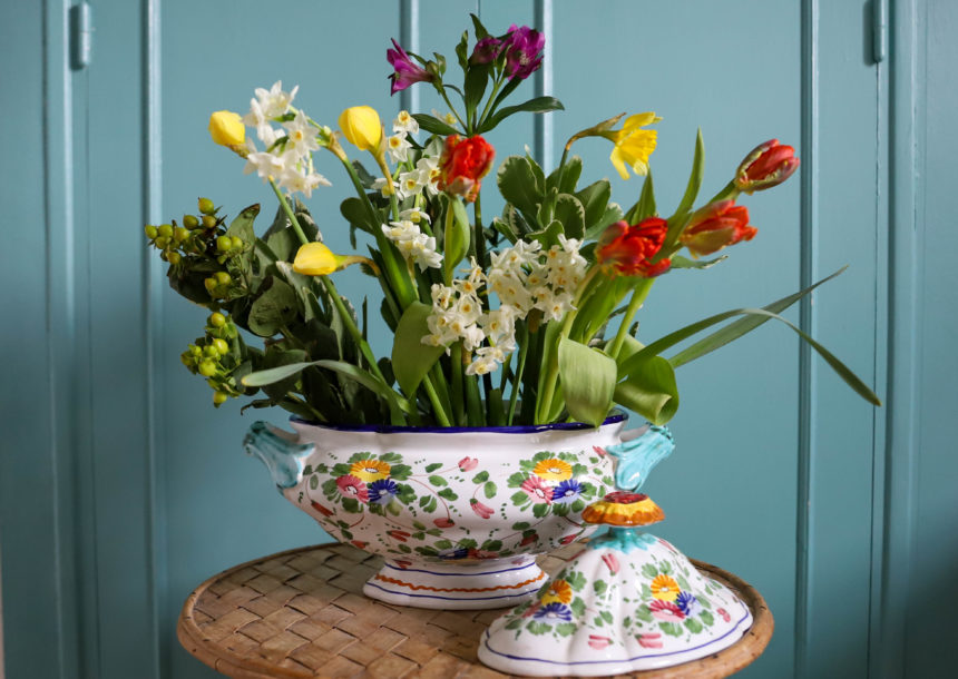 bouquet de fleurs colorées présenté dans une soupière vintage