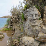 visage sculpté dans la pierre au bord de la mer en Bretagne