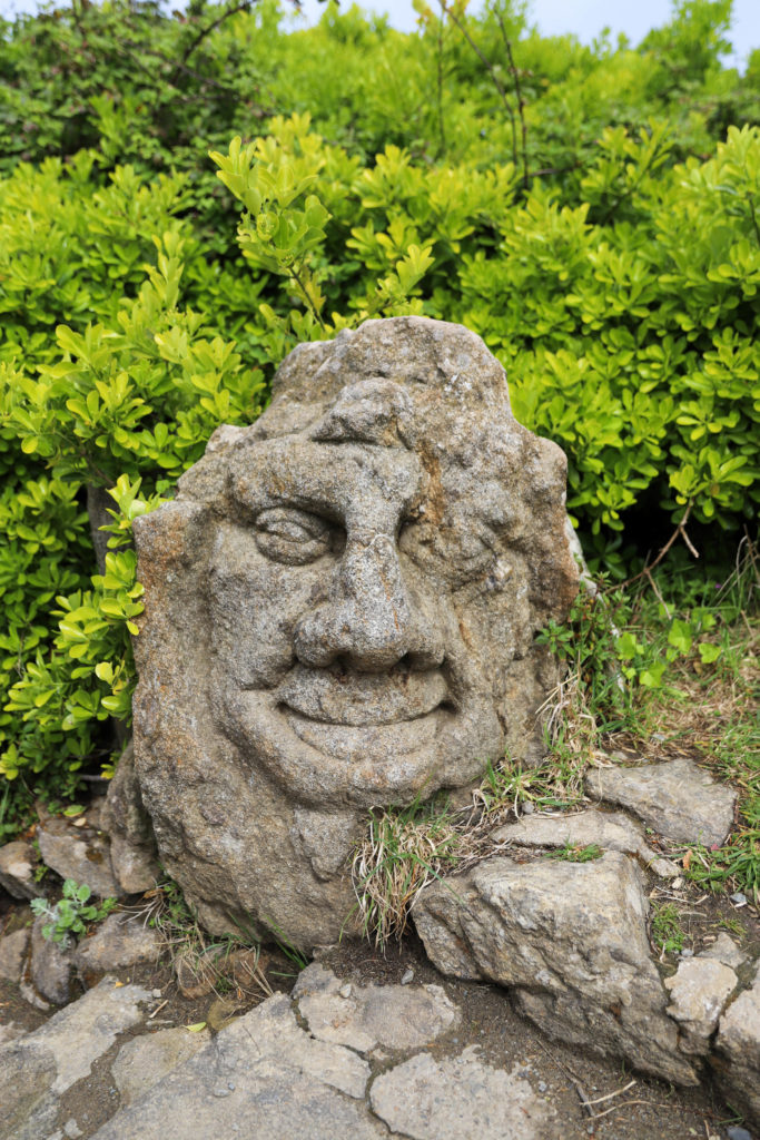 visage sculpté dans du granit