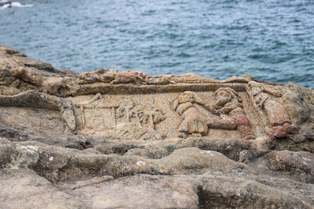 fresque sculptée dans le granit qui surplombe la mer