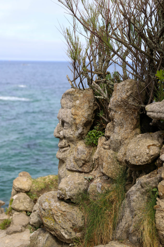 visages sculpté en 1894 dans la falaise face à la mer