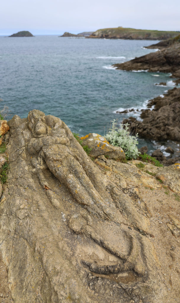 statue du duc de bretagne sculptée dans le granite face à la mer