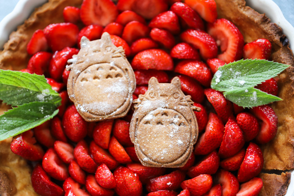 tarte aux fraises décorée avec des biscuits Totoro