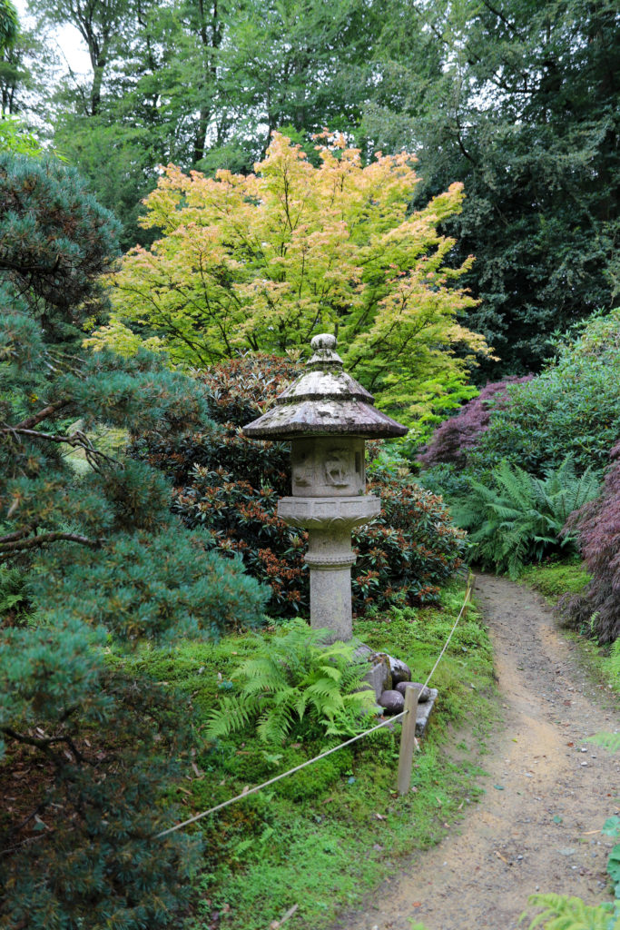jardin japonais avec une sculpture