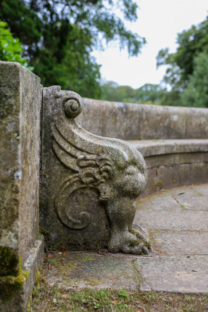 sculpture en pierre sur le banc du château de Trévarez