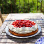 gâteau moelleux avec une compotée fraise rhubarbe versée dessus et de la crème chantilly