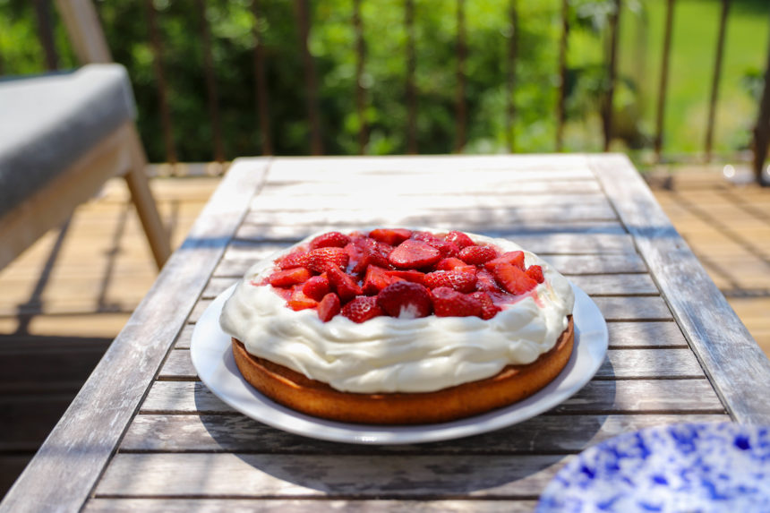 gâteau moelleux avec une compotée fraise rhubarbe versée dessus et de la crème chantilly
