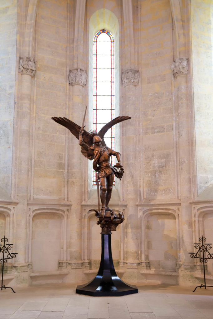 statue en bronze de l'archange Saint Michel dans la chapelle du château de Pierrefonds