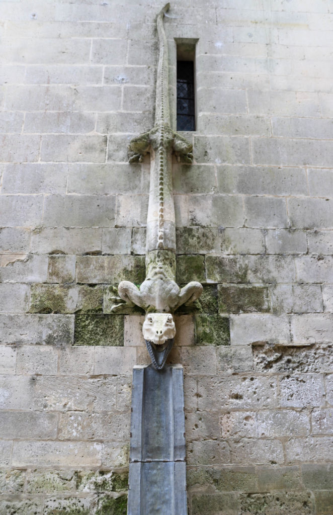 gouttière en forme de crocodile créée par l'architecte Viollet-le-Duc