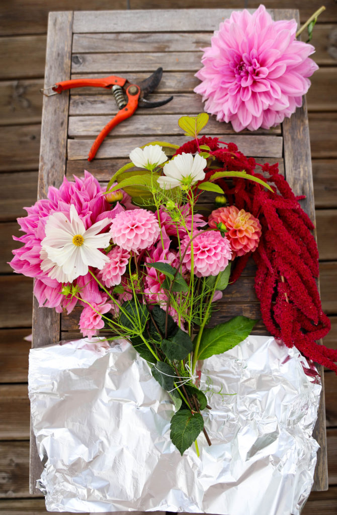 bouquet d'amarante queue de renard avec des dahlias et des cosmos blancs