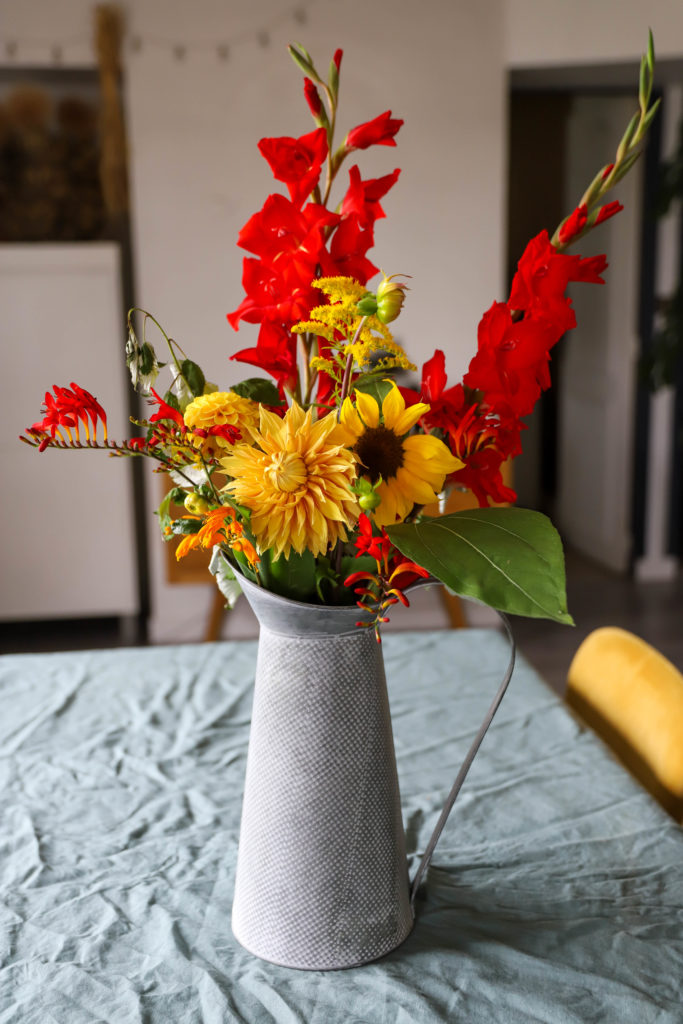 bouquet de fleurs rouge et jaune avec des tournesols et des glaïeuls