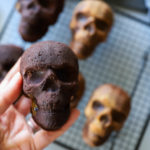 brownie au chocolat coeur caramel au beurre salé réalisé dans un moule en forme de tête de mort pour Halloween