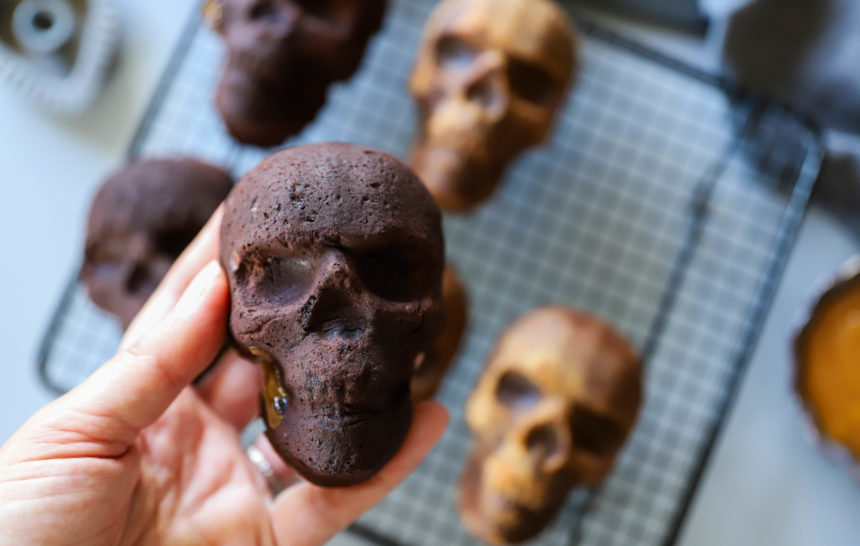 brownie au chocolat coeur caramel au beurre salé réalisé dans un moule en forme de tête de mort pour Halloween
