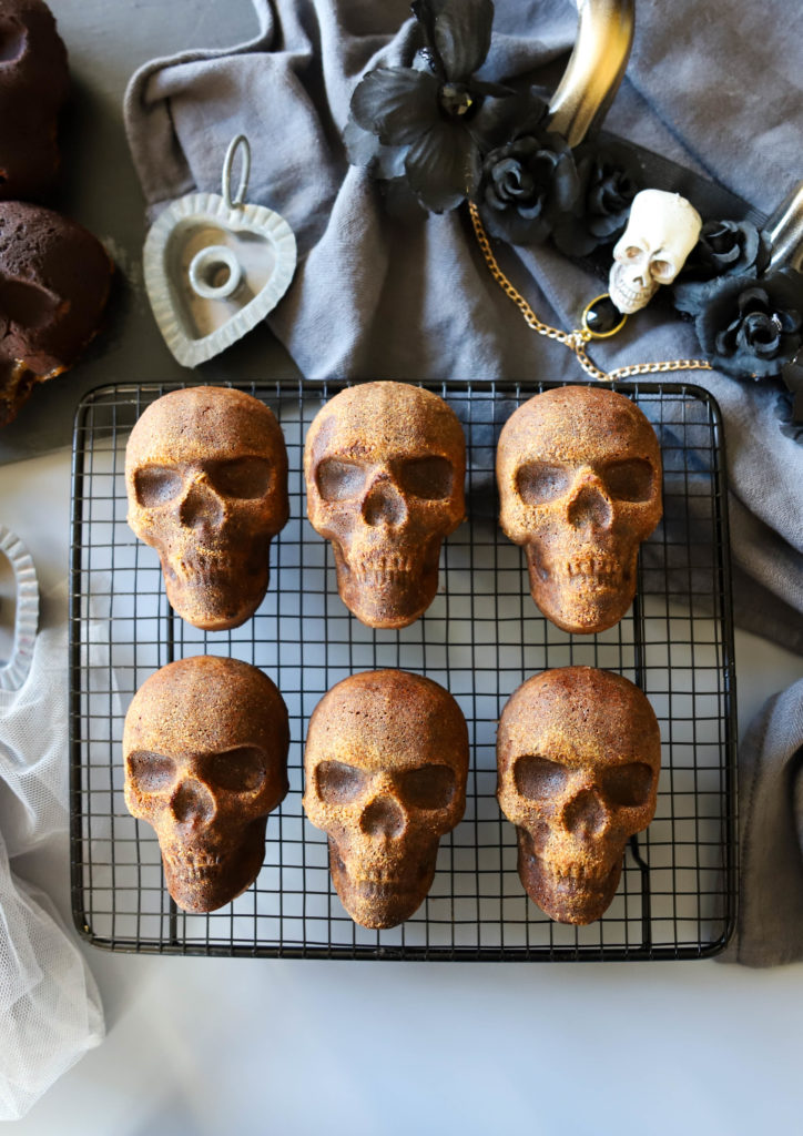 cakes aux épices réalisés dans des moules en forme de tête de mort pour Halloween