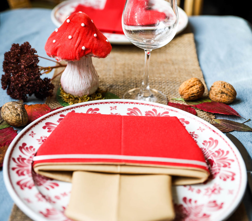 décoration de table d'automne avec des serviettes pliées en forme de champignon
