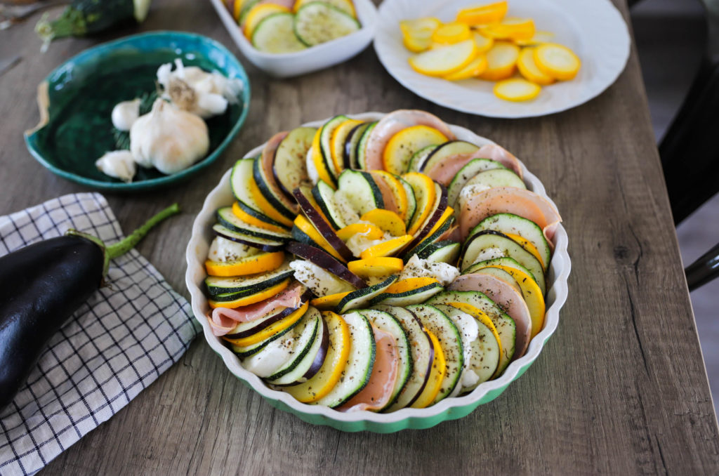 plat avec des légumes coupés en rondelles de couleurs différentes