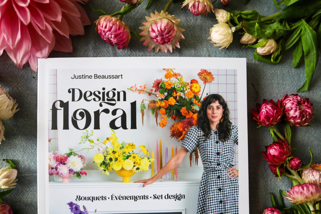 couverture de livre design floral avec des compositions florales colorées