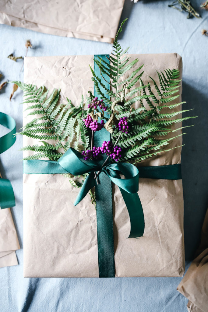 paquets cadeaux nature avec des végétaux et du papier kraft