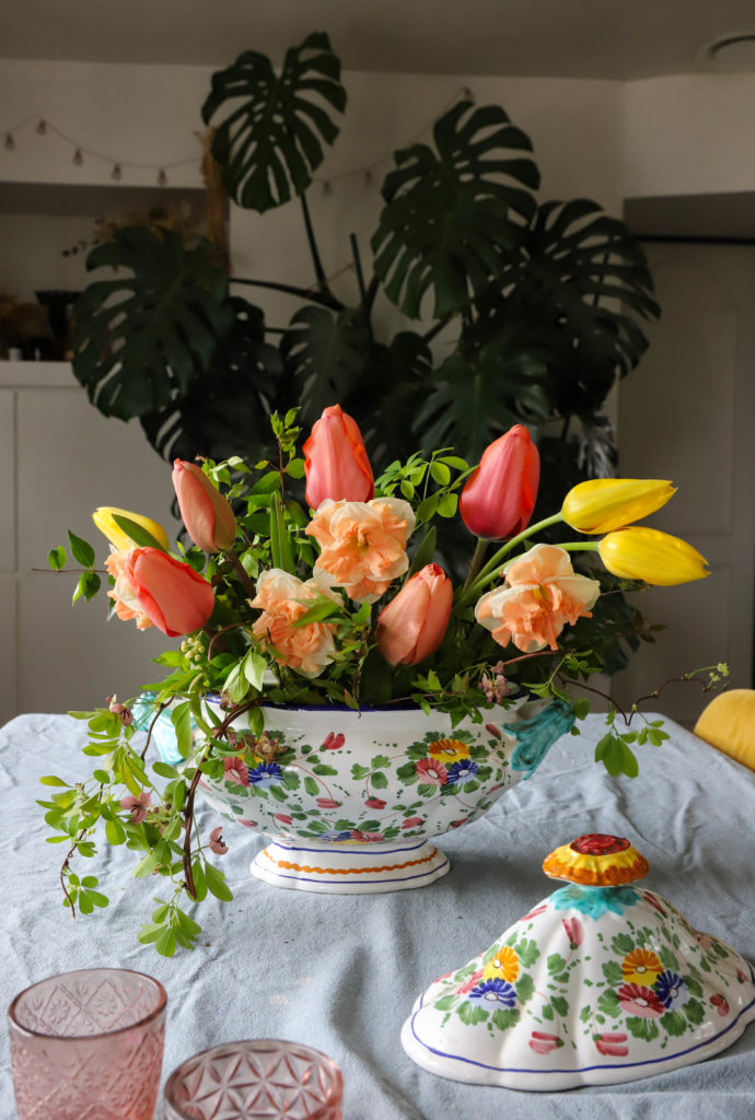bouquet de tulipes colorées dans une soupière vintage