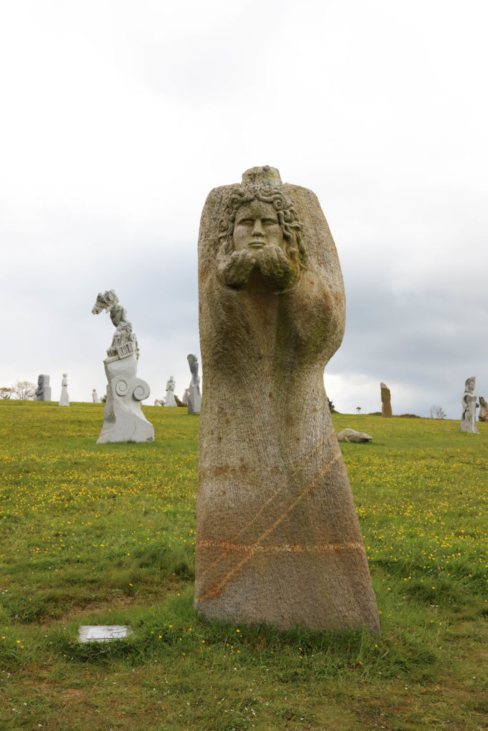 statue d'un saint qui tient sa tête dans les mains