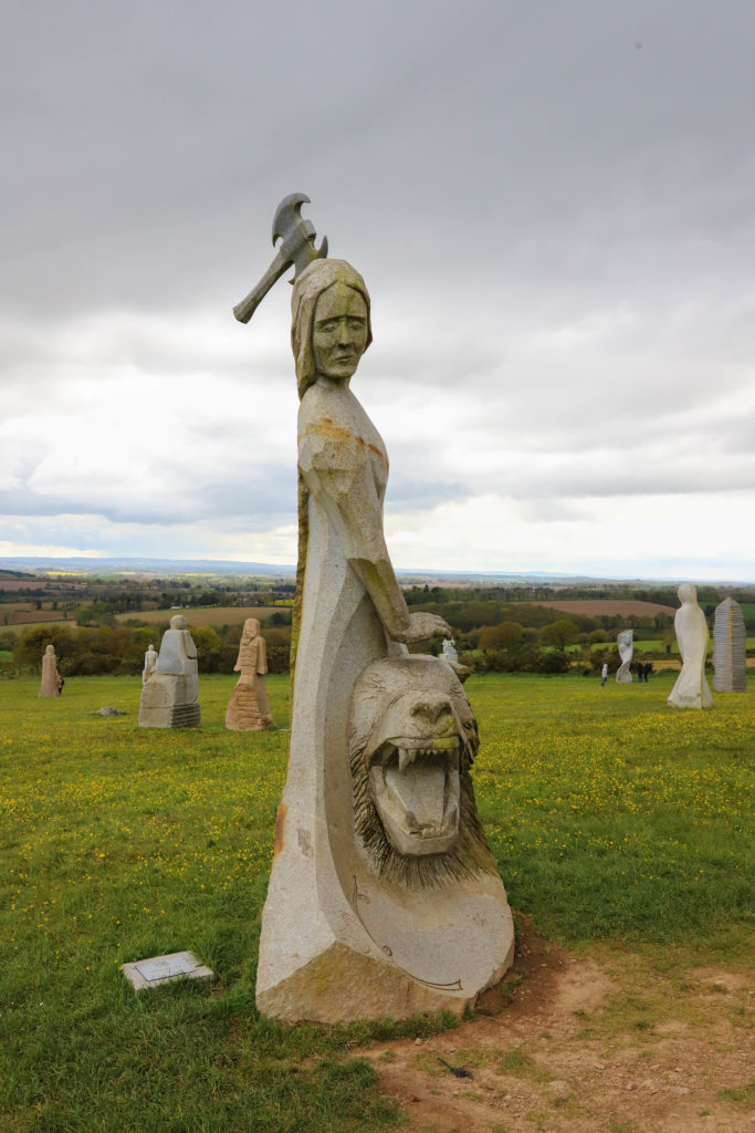statue en pierre d'une sainte bretonne