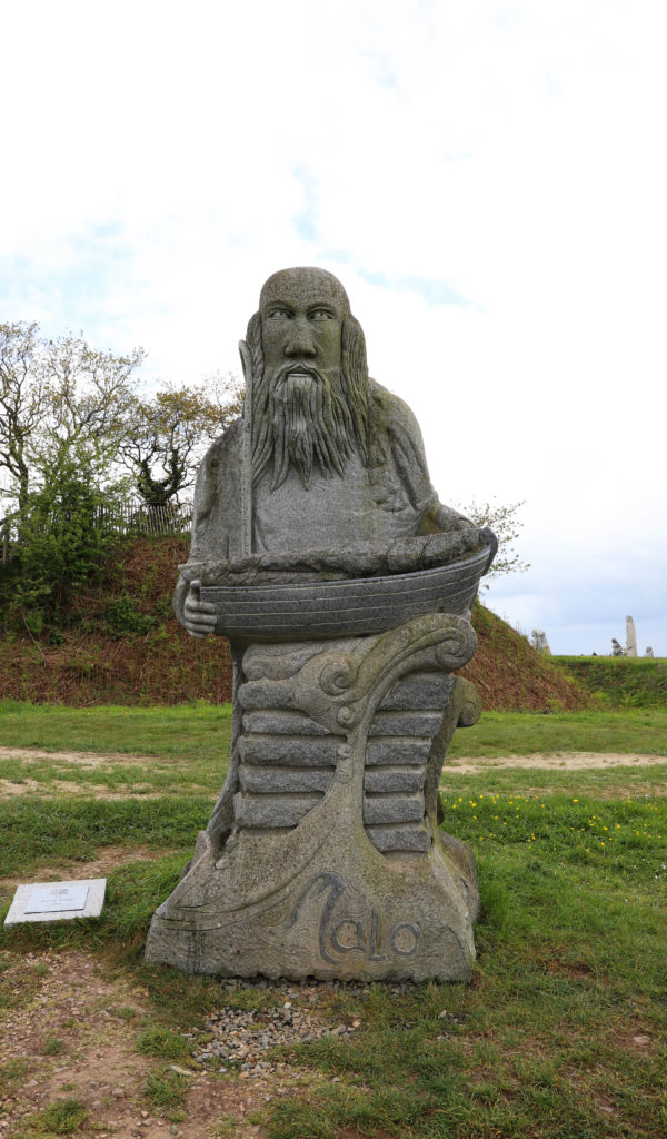 vallée des saints avec des statues de saints bretons
