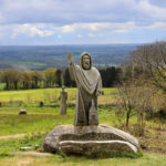 La vallée des saints se situe en Bretagne dans laquelle se trouvent 200 sculptures de saints bretons