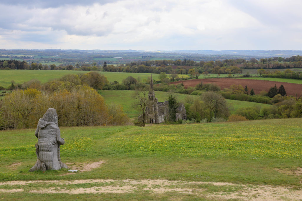 vallée en bretagne où se trouvent 200 statues de saints bretons