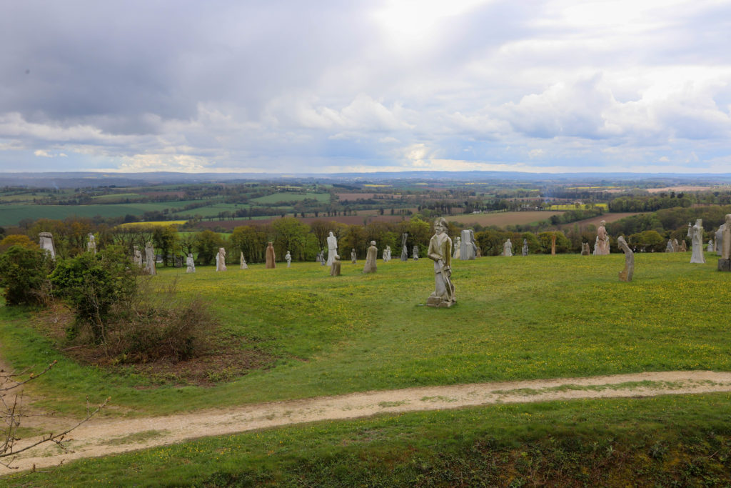 sculpture de saints bretons dans une vallée