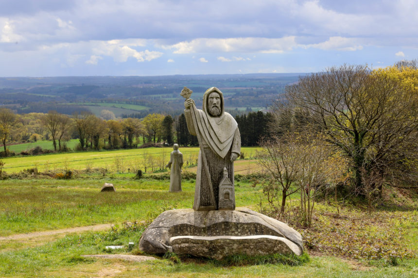 La vallée des saints se situe en Bretagne dans laquelle se trouvent 200 sculptures de saints bretons