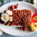 gâteau quatre-quarts réalisé dans un moule en forme de fleurs etdécoré avec des fleurs