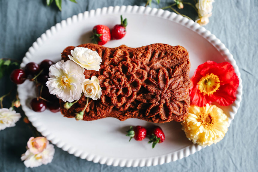 gâteau quatre-quarts réalisé dans un moule en forme de fleurs etdécoré avec des fleurs