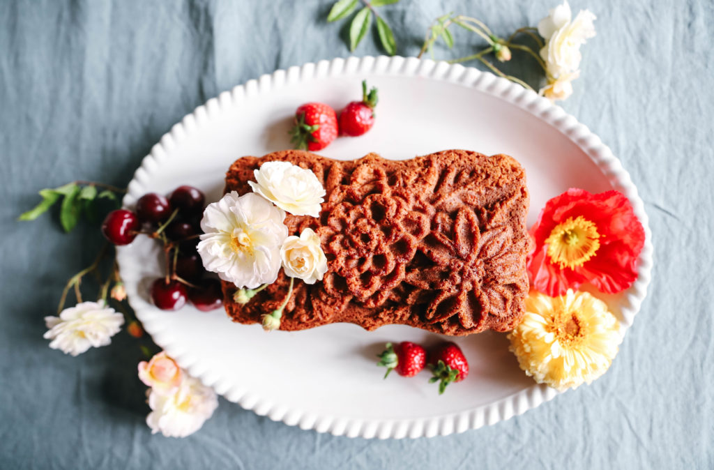 gâteau tout simple de grand-mère décoré avec des fruits et des fleurs