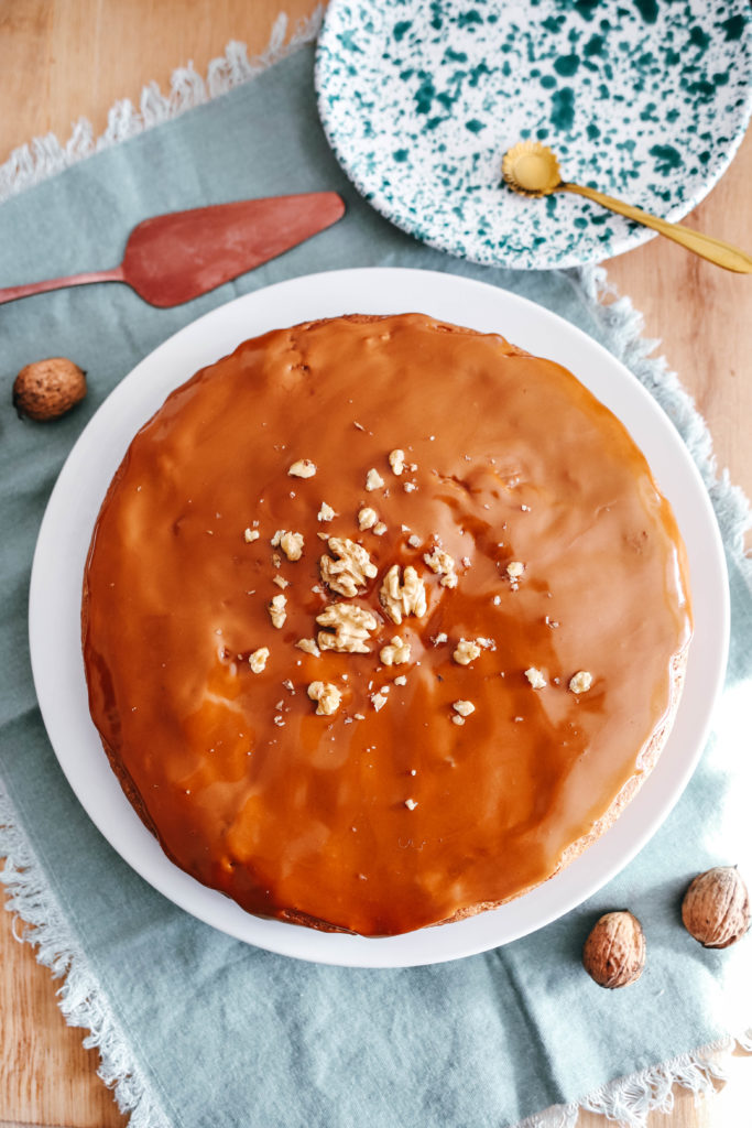 recette du gâteau aux noix avec un glaçage au café. La recette est très bonne et facile
