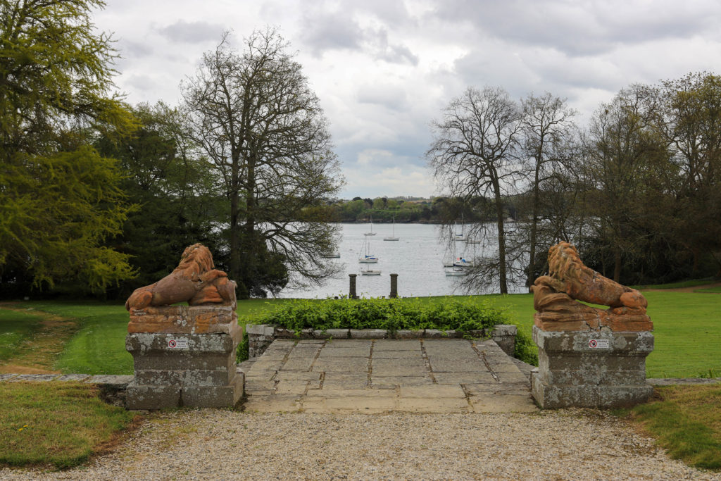 domaine avec un jardin classé monument historique avec statues de lions
