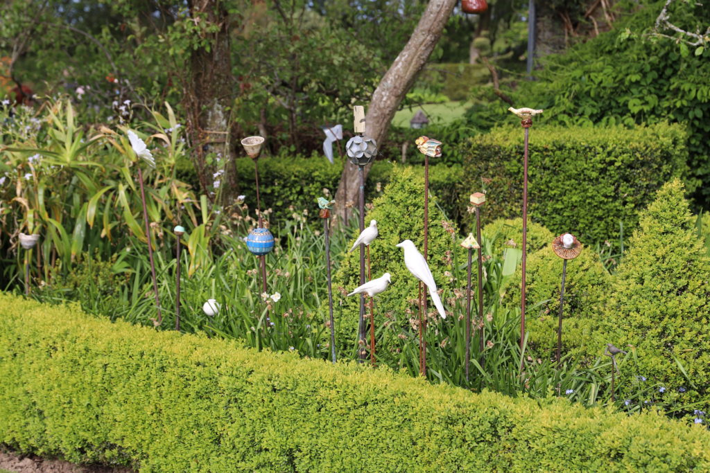 décoration de jardin avec des oiseaux sur des fers à béton