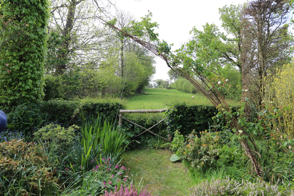 dans le jardin de Stéphane Marie, structure en béton réalisée pour servir de tuteur aux rosiers