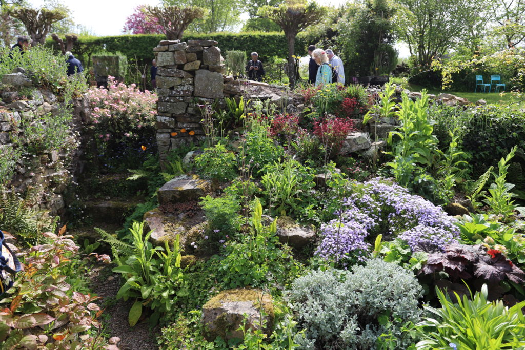 jardins de la Maubrairie de Stéphane Marie avec des pierres, des fleurs de rocaille