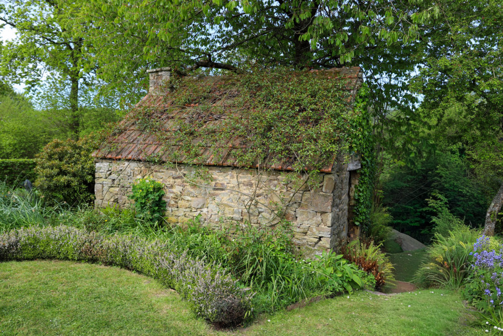 petite cabane en pierre dans le jardin