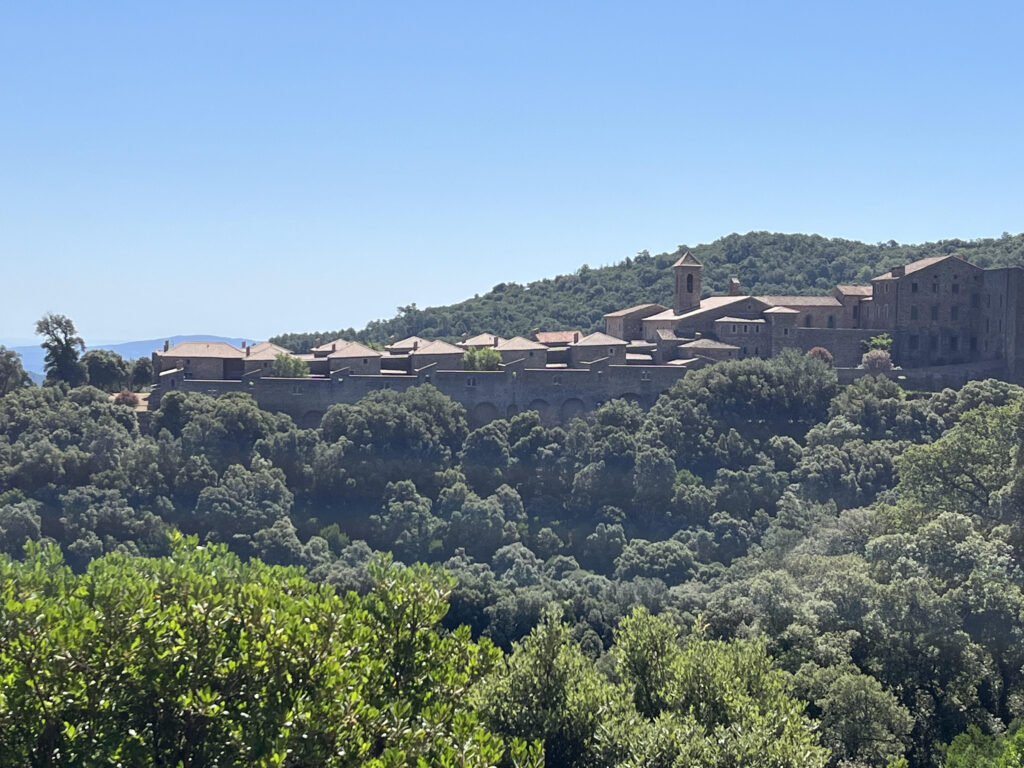 Monastère perché sur un promontoire rocheux