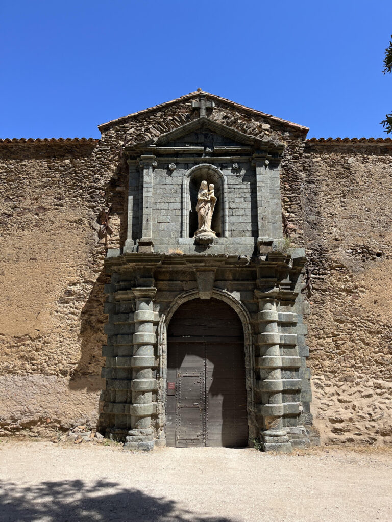 immense portail d'un monastère qui date du XIIème siècle